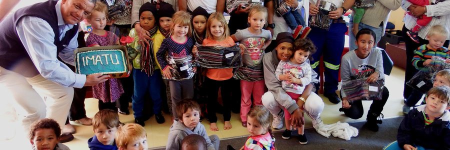 Agter, 3de van links staan Burgemeester Nicolette Botha-Guthrie saam met IMATU verteenwoordigers en De Kleine Gansies personeellede